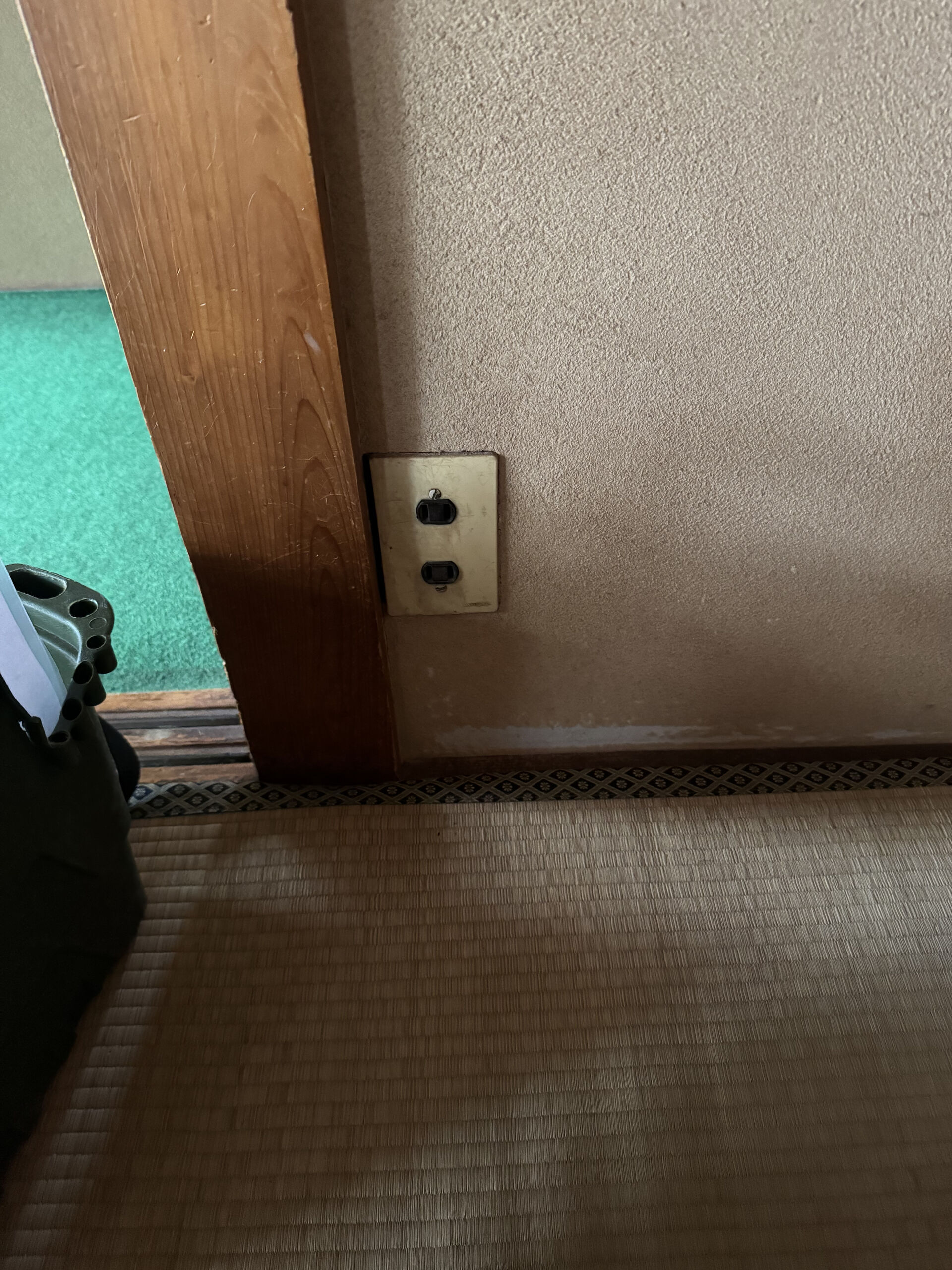 コンセントのグラつき、ゆるみで電気がつかえない対応報告
