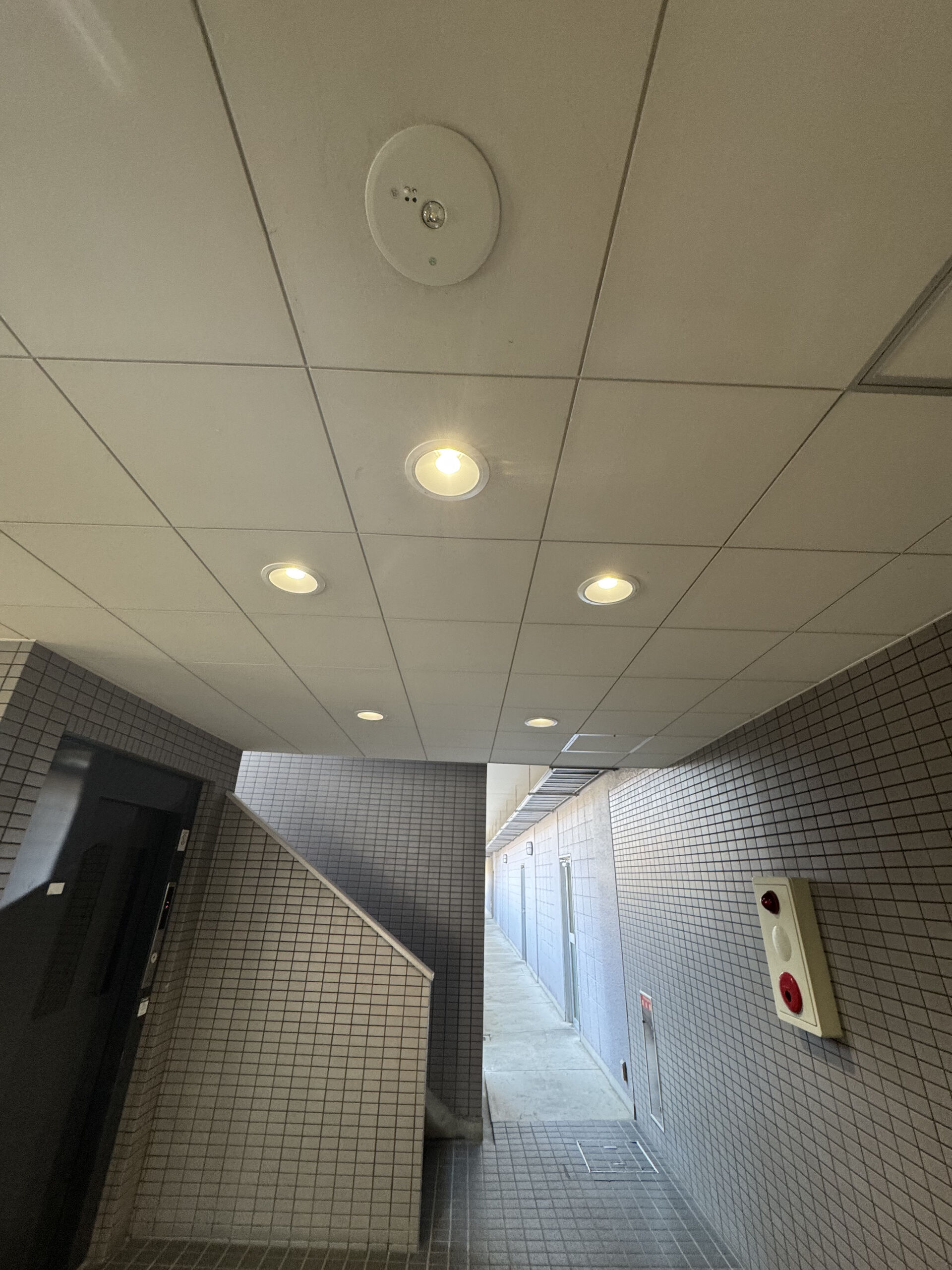マンションを管理されている方へ、ダウンライトのLED化工事についてご紹介します。