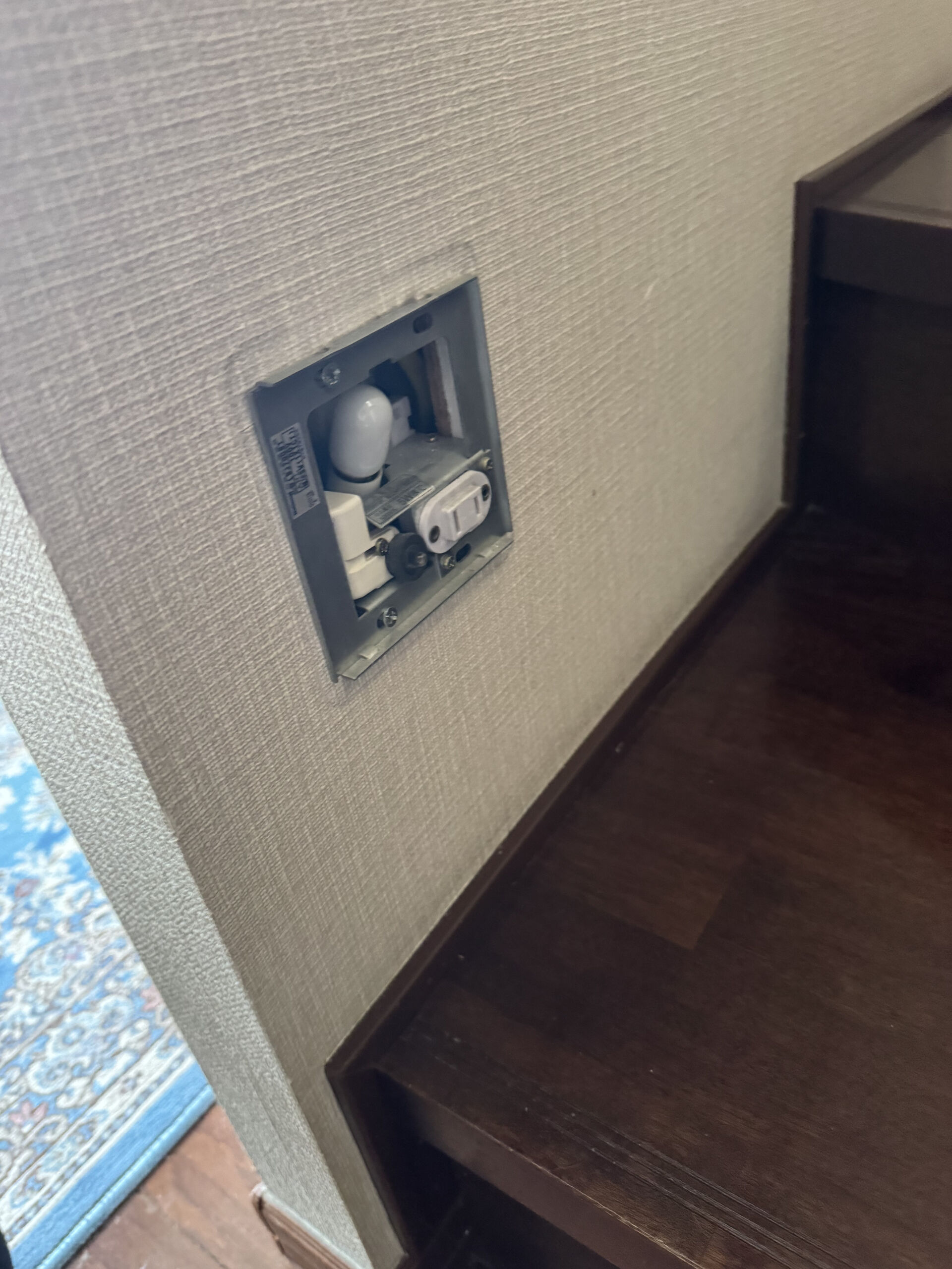 足元灯コンセントの取替作業
