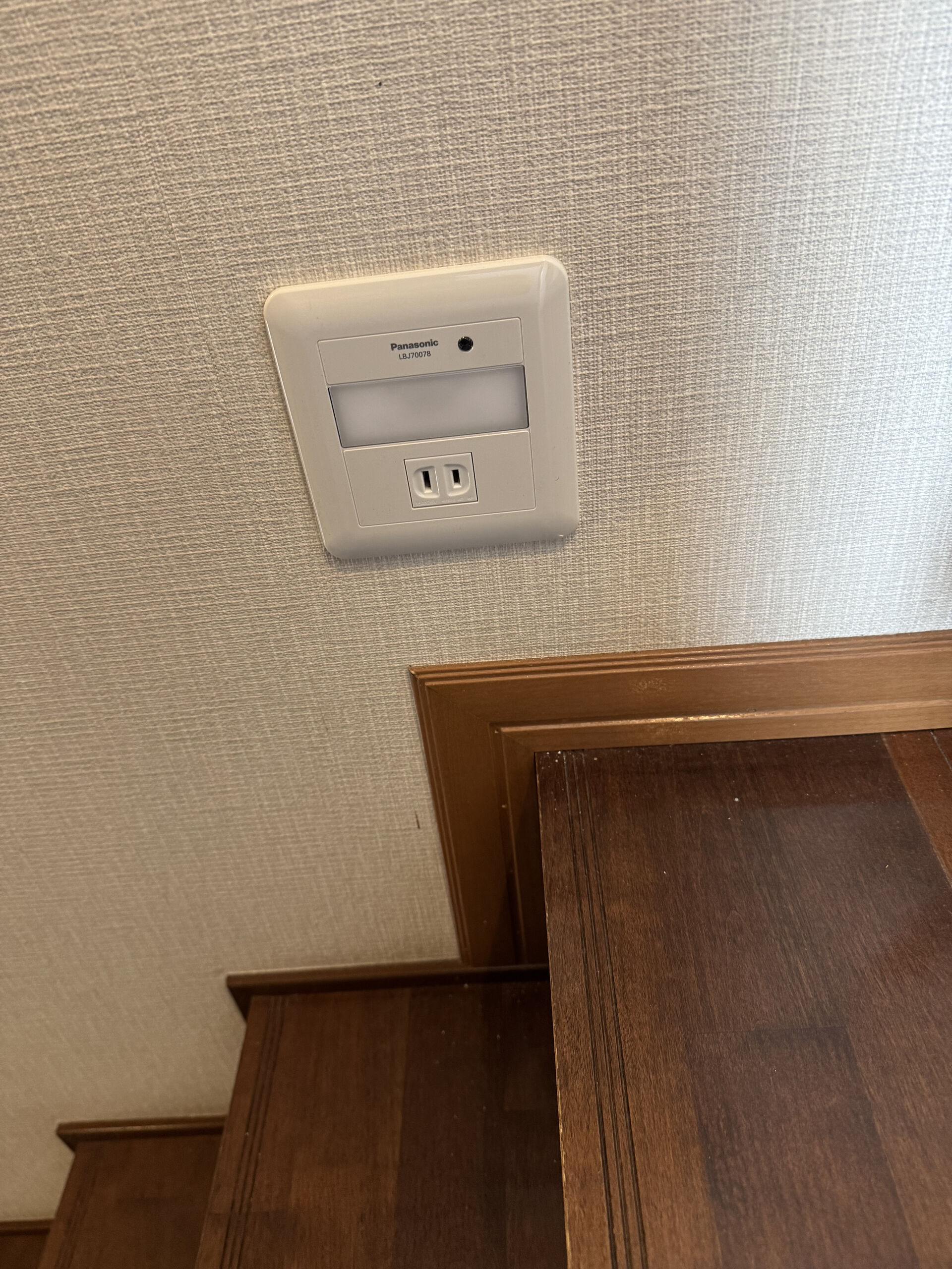足元灯コンセントの取替作業