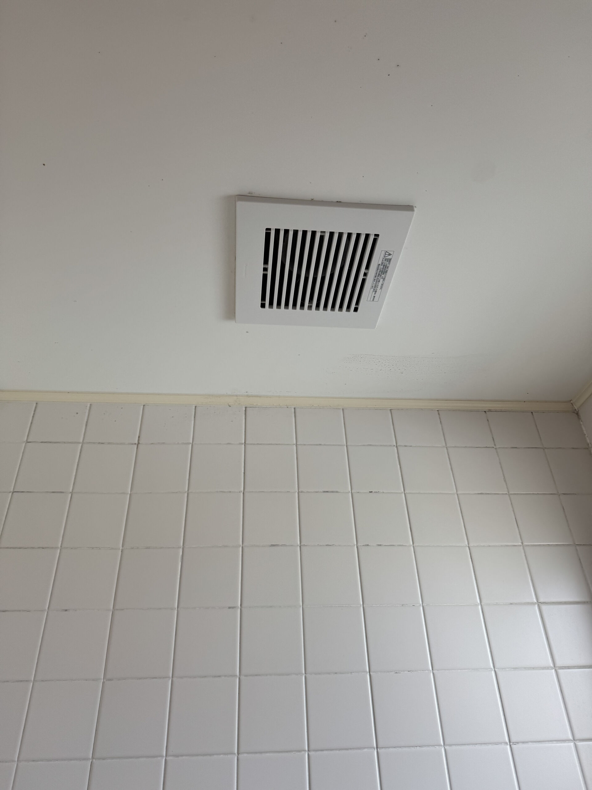 💡 お風呂の換気扇、寿命かも？🚨 廃盤機種から現行モデルへの安心・確実な交換レポート！