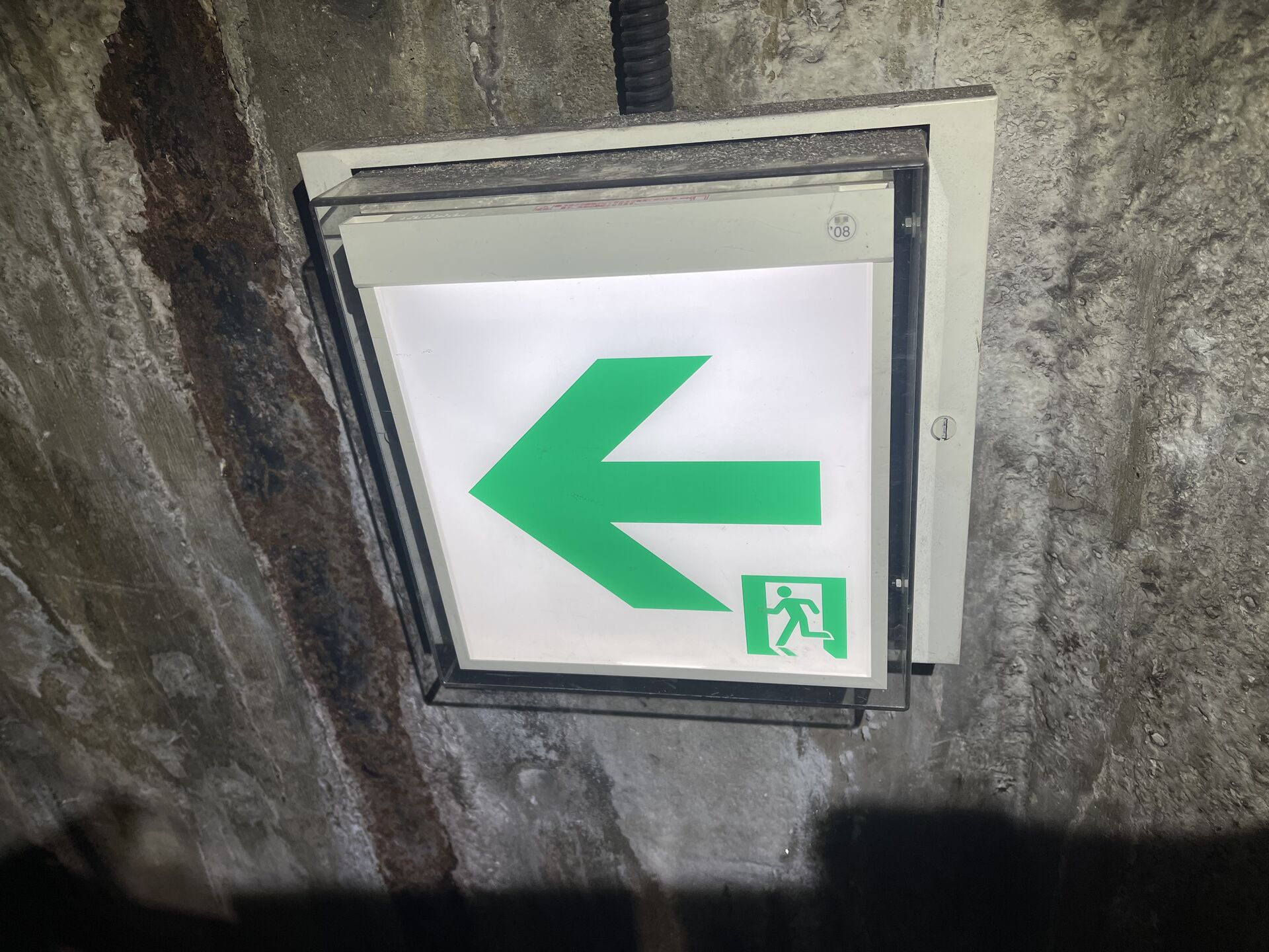 🚨 工場内の安全確保は電源から！古い誘導灯の電源回路是正工事レポート