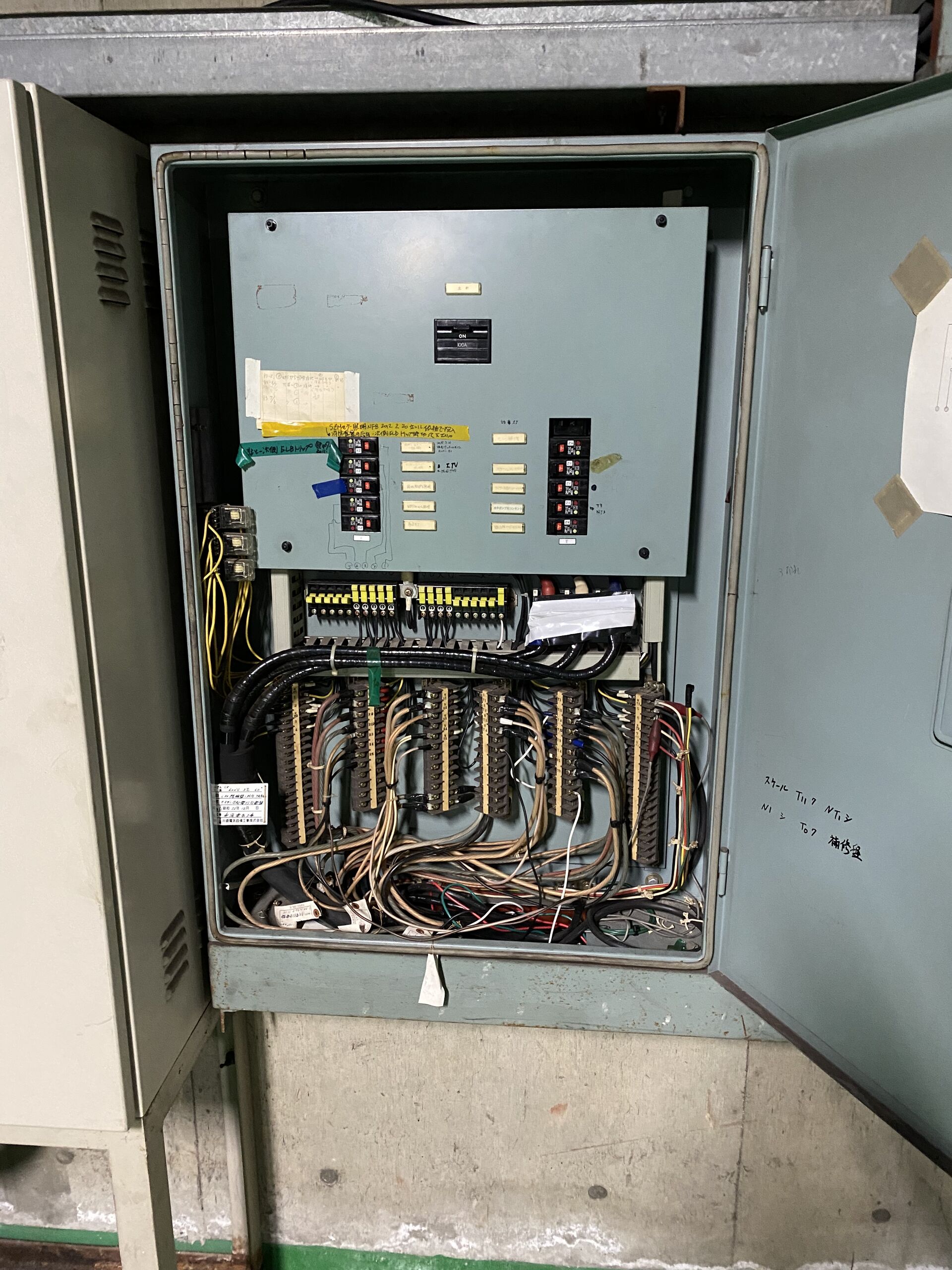🚨 工場内の安全確保は電源から！古い誘導灯の電源回路是正工事レポート