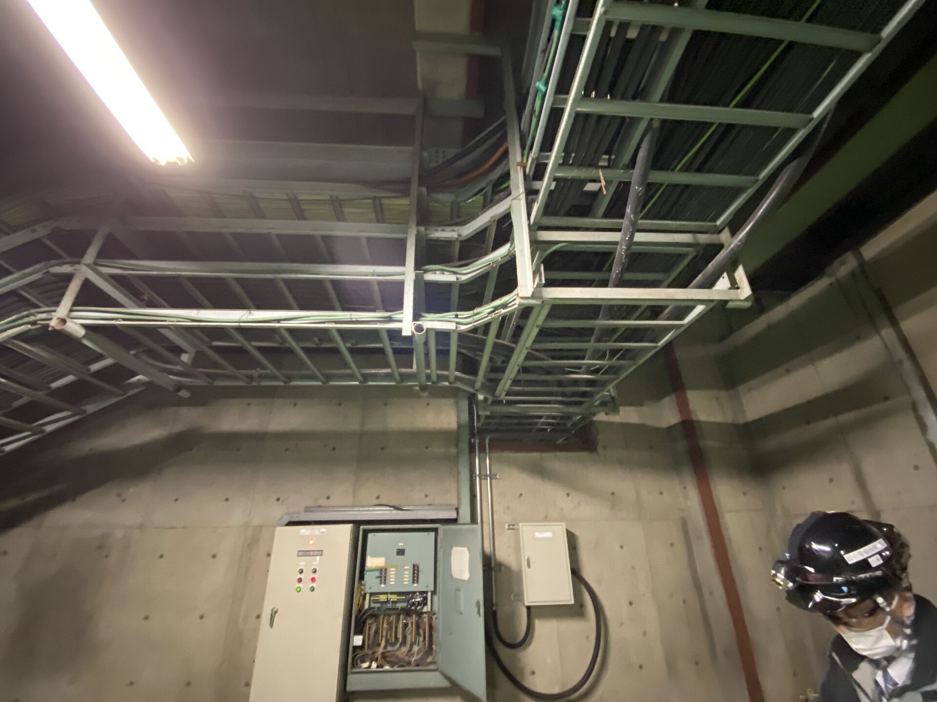 🚨 工場内の安全確保は電源から！古い誘導灯の電源回路是正工事レポート