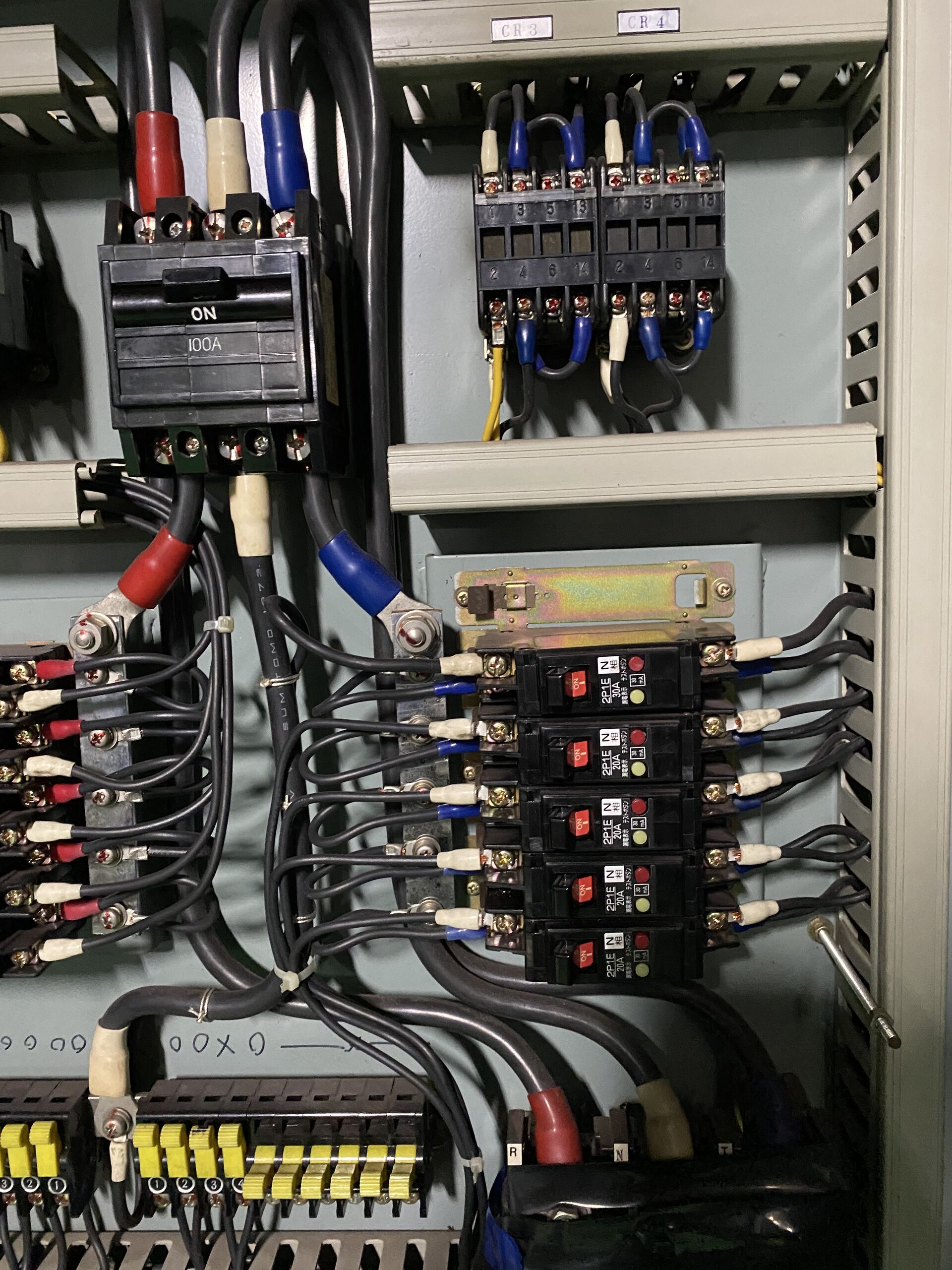 🚨 工場内の安全確保は電源から！古い誘導灯の電源回路是正工事レポート