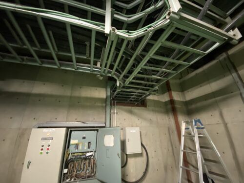 🚨 工場内の安全確保は電源から！古い誘導灯の電源回路是正工事レポート