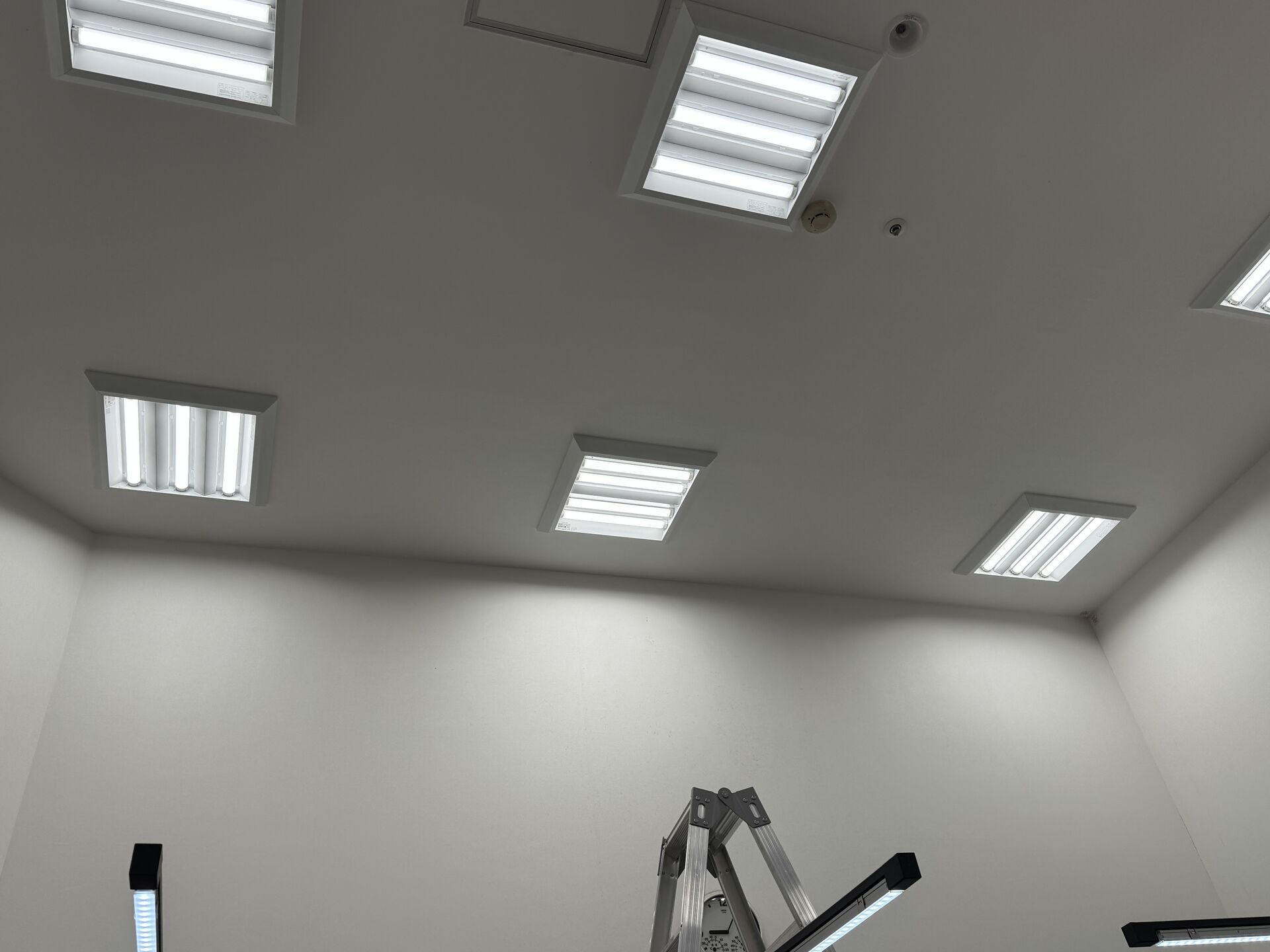 💈 床屋さんの明るい空間を取り戻す！天井照明のLED交換工事レポート