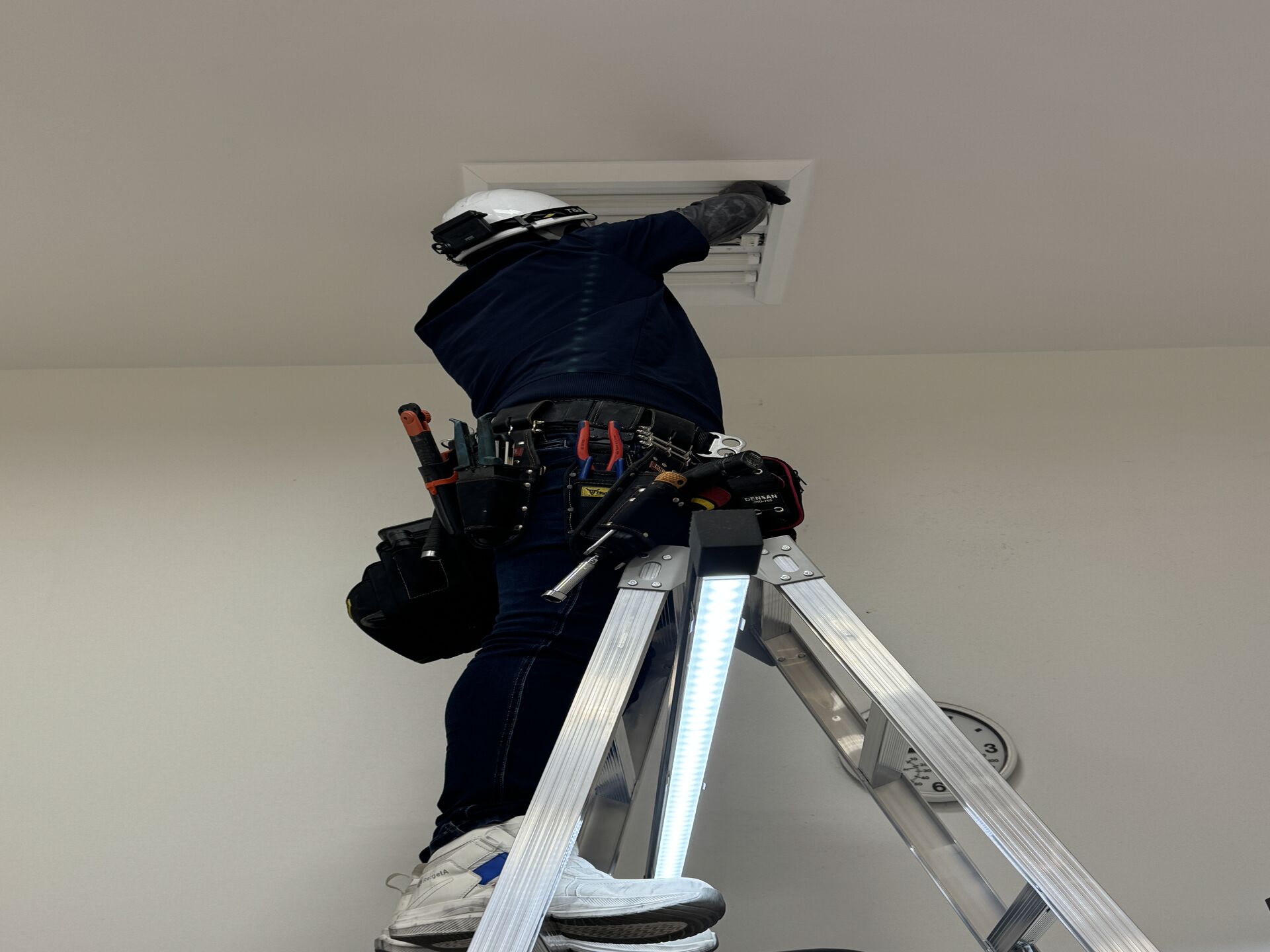 💈 床屋さんの明るい空間を取り戻す！天井照明のLED交換工事レポート